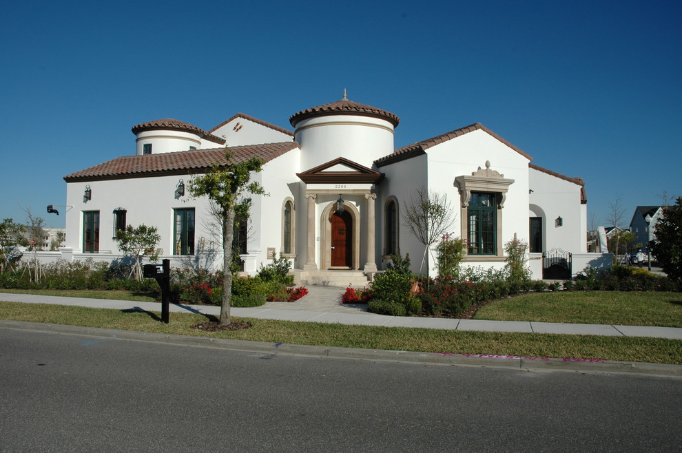 Immagine della facciata di una casa bianca mediterranea a un piano di medie dimensioni con rivestimento in stucco