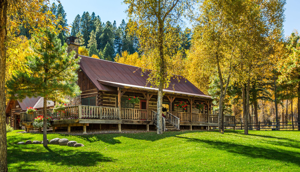 Источник вдохновения для домашнего уюта: деревянный дом в стиле рустика с двускатной крышей