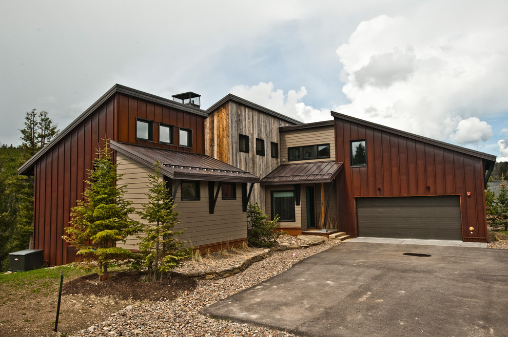Foto della facciata di una casa grigia contemporanea a tre piani di medie dimensioni con rivestimenti misti e copertura in metallo o lamiera