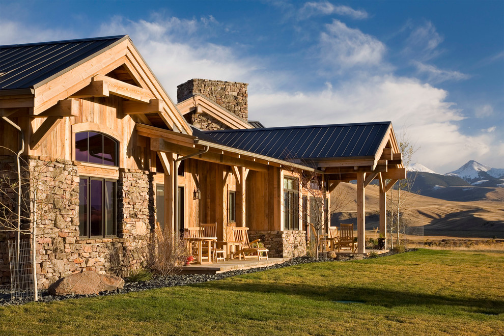 Exemple d'une façade de maison marron montagne de taille moyenne et de plain-pied avec un toit en appentis et un revêtement mixte.