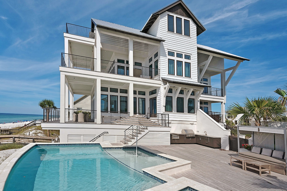 マイアミにある巨大なビーチスタイルのおしゃれな家の外観の写真