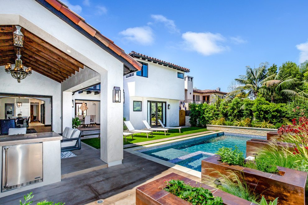 Zweistöckiges Mediterranes Einfamilienhaus mit weißer Fassadenfarbe, Putzfassade, Satteldach und Ziegeldach in Orange County