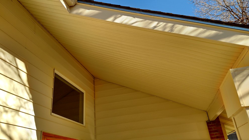 Zweistöckige, Große Klassische Holzfassade Haus mit gelber Fassadenfarbe und Satteldach in Denver