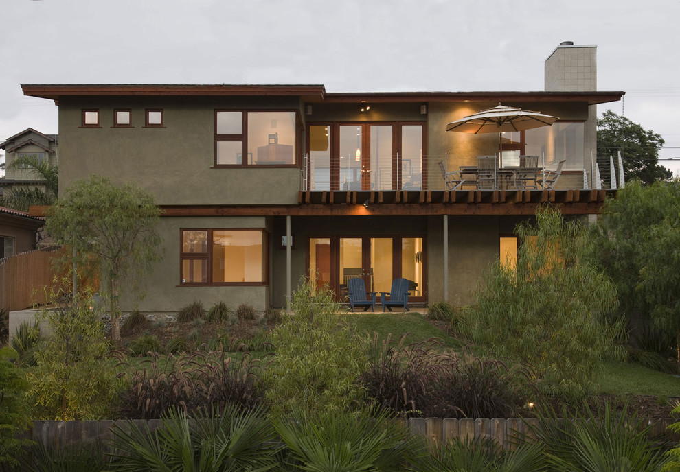 Zweistöckiges, Großes Modernes Haus mit Putzfassade, grüner Fassadenfarbe und Flachdach in San Diego