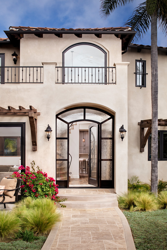 Großes, Zweistöckiges Mediterranes Einfamilienhaus mit Putzfassade, weißer Fassadenfarbe, Satteldach und Ziegeldach in San Diego