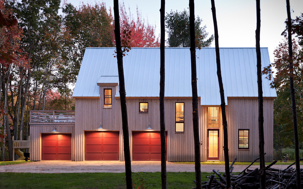 Diseño de fachada de casa beige tradicional de dos plantas con revestimiento de madera, tejado a dos aguas y tejado de metal