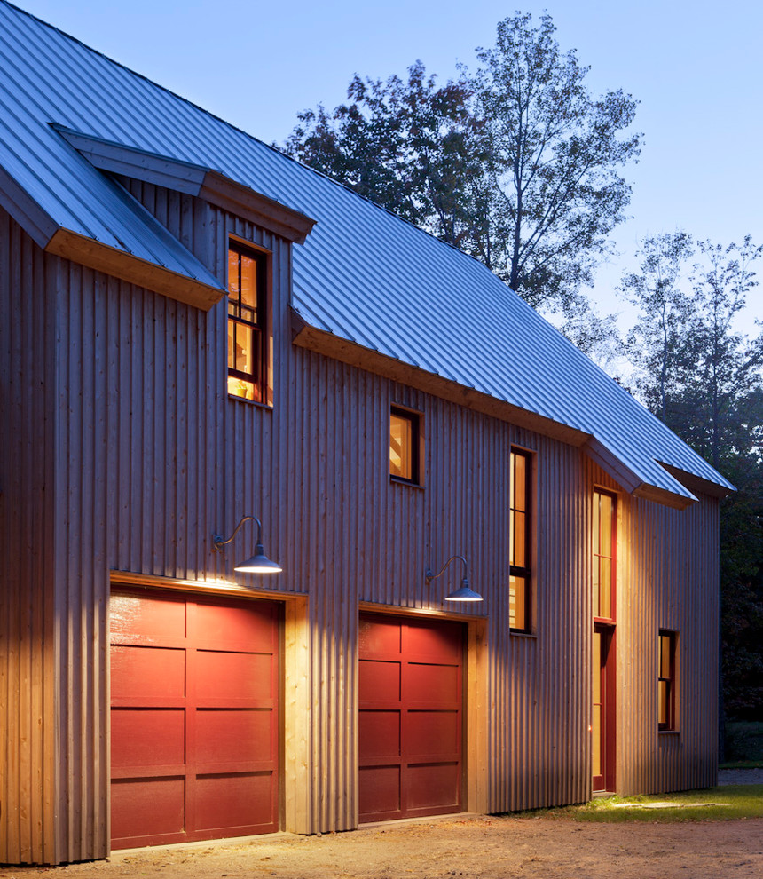 Zweistöckiges Klassisches Haus mit beiger Fassadenfarbe, Satteldach und Blechdach in Portland Maine