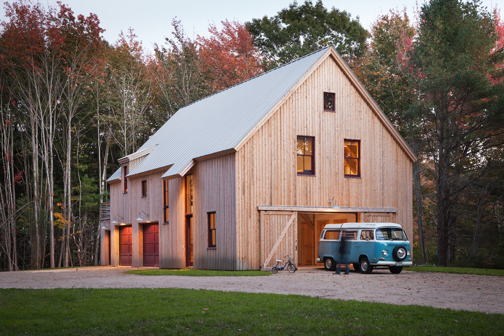 Идея дизайна: деревянный, двухэтажный, бежевый частный загородный дом в стиле кантри с двускатной крышей и металлической крышей
