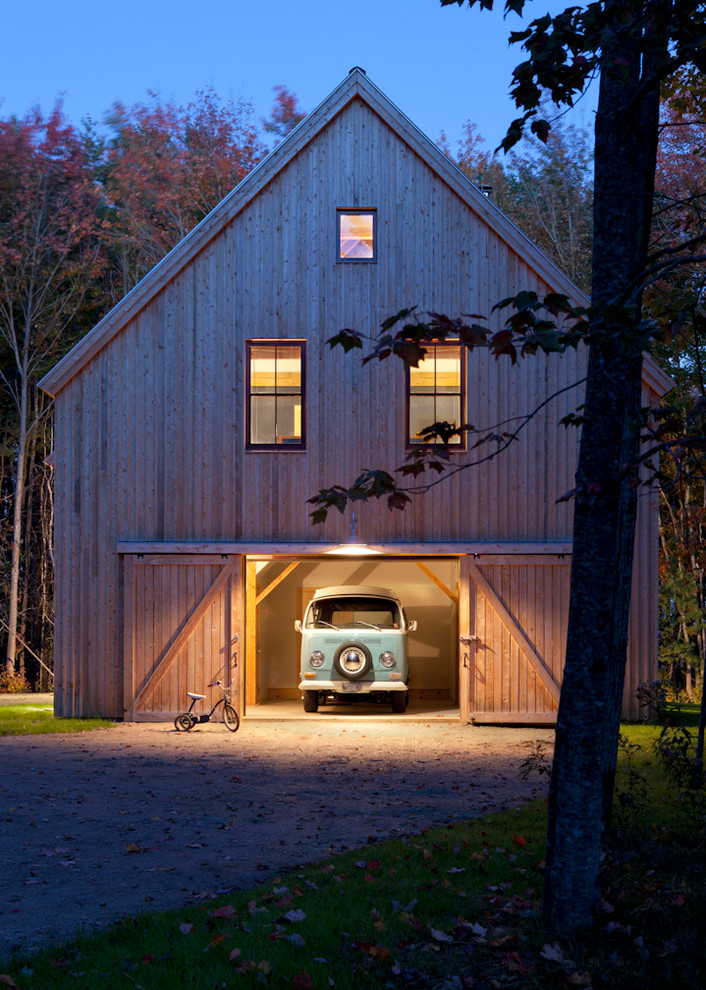Zweistöckiges Landhaus Haus mit beiger Fassadenfarbe, Satteldach und Blechdach in Portland Maine