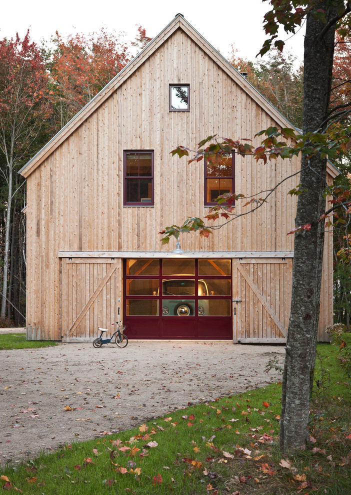 Cottage exterior home idea in Portland Maine