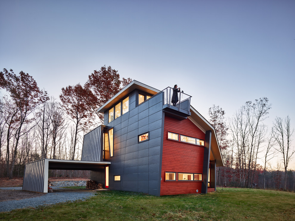 Idées déco pour une façade de maison grise moderne de taille moyenne et à deux étages et plus avec un revêtement mixte, un toit à quatre pans et un toit végétal.