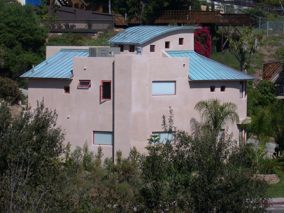 Kleines, Zweistöckiges Klassisches Haus mit Putzfassade und beiger Fassadenfarbe in San Diego