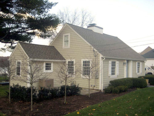Kleine, Einstöckige Klassische Holzfassade Haus mit grauer Fassadenfarbe in Grand Rapids