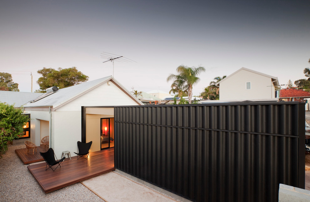 Einstöckiges, Kleines Industrial Containerhaus mit Faserzement-Fassade und schwarzer Fassadenfarbe in Perth
