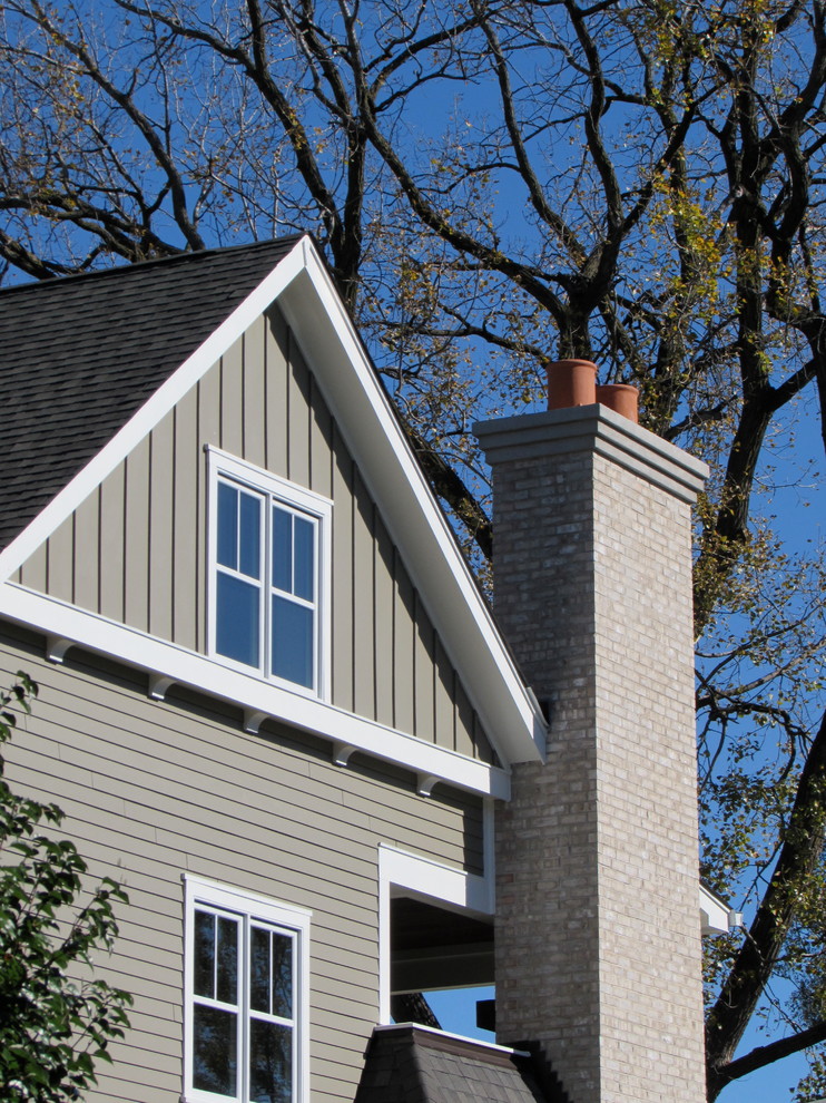 Inspiration pour une façade de maison grise craftsman avec un revêtement mixte, un toit à deux pans et un toit en shingle.