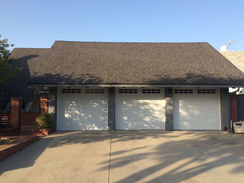 Example of a large transitional garage design in Orange County