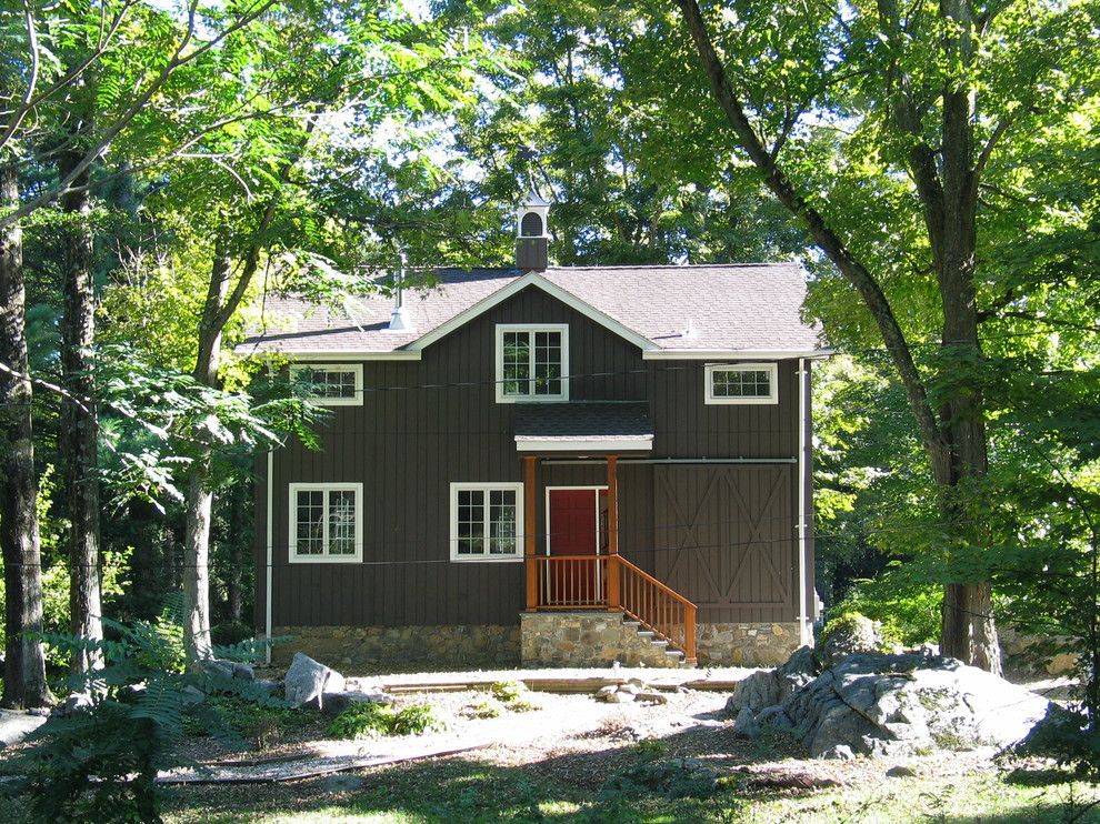 Kleine, Dreistöckige Landhaus Holzfassade Haus mit schwarzer Fassadenfarbe und Satteldach in New York