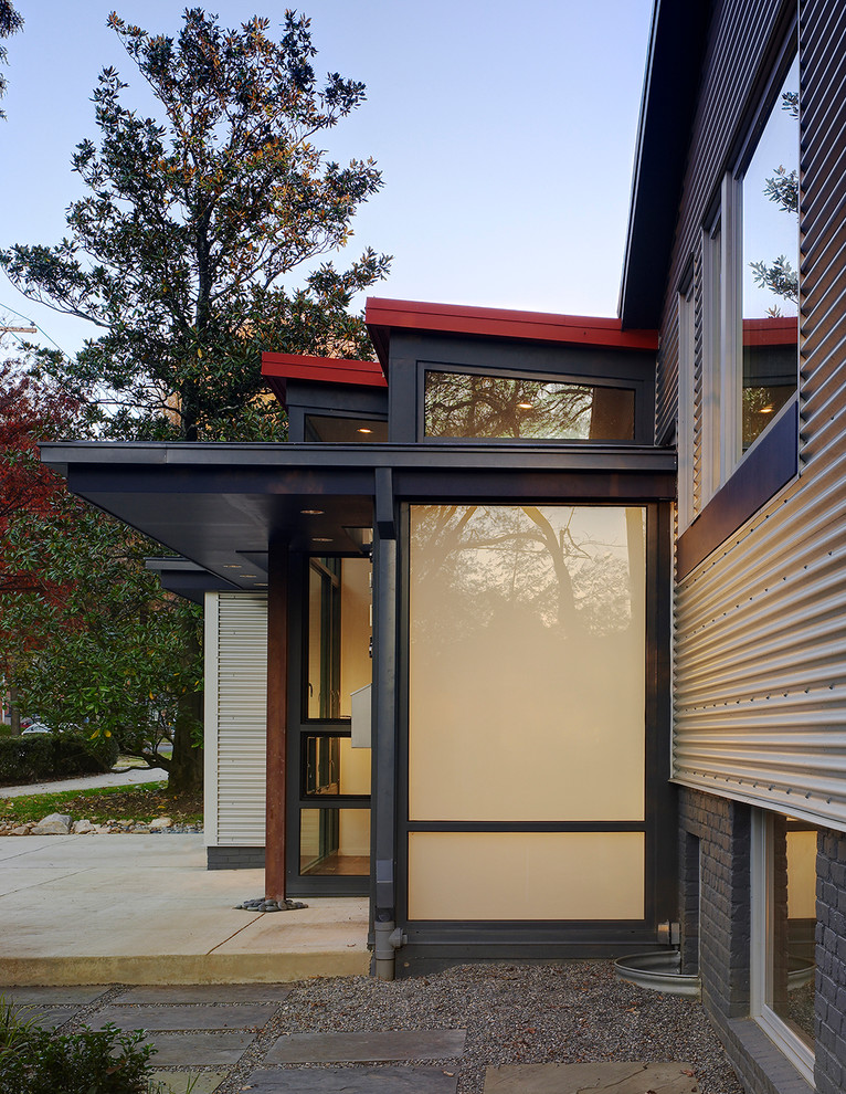 Ispirazione per la facciata di una casa contemporanea con rivestimento in metallo