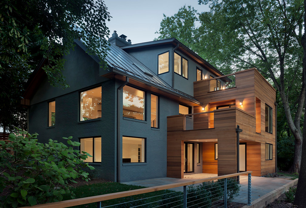 Ejemplo de fachada de casa multicolor actual con revestimientos combinados y tejado de metal