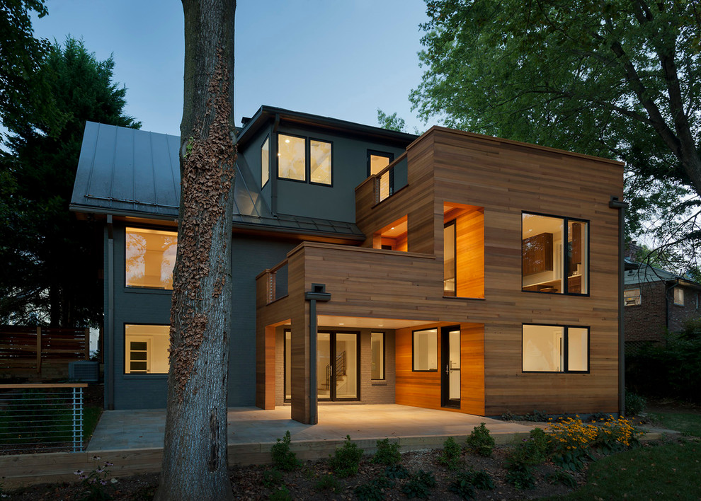 Imagen de fachada de casa multicolor actual con revestimientos combinados y tejado de metal