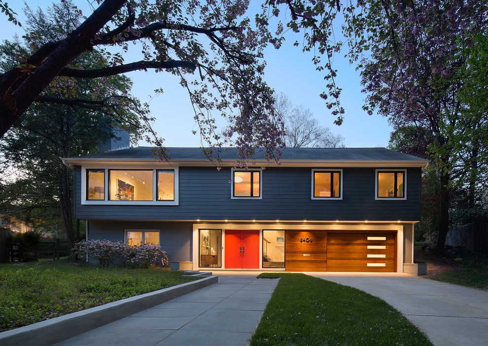ワシントンD.C.にあるミッドセンチュリースタイルのおしゃれな家の外観 (混合材サイディング) の写真