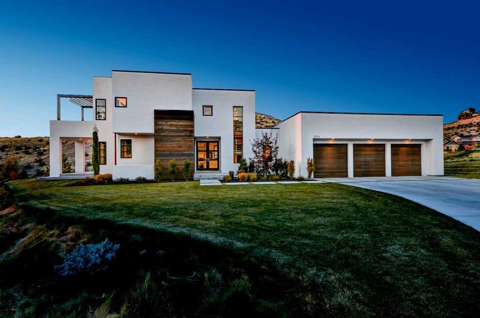 Modern stucco exterior home idea in Boise