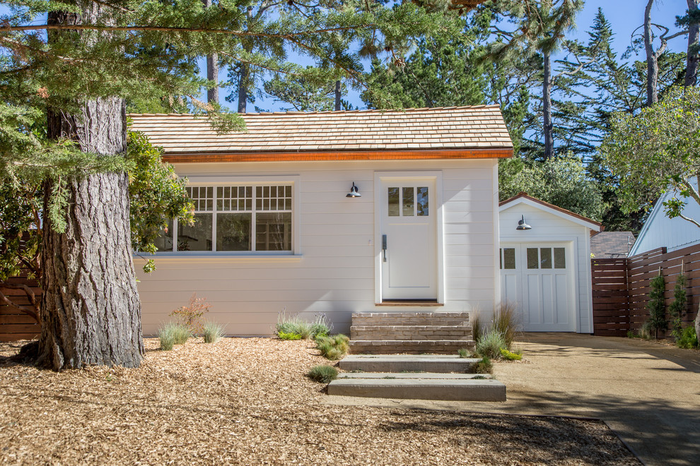 Идея дизайна: маленький, одноэтажный, деревянный, белый дом в стиле модернизм для на участке и в саду