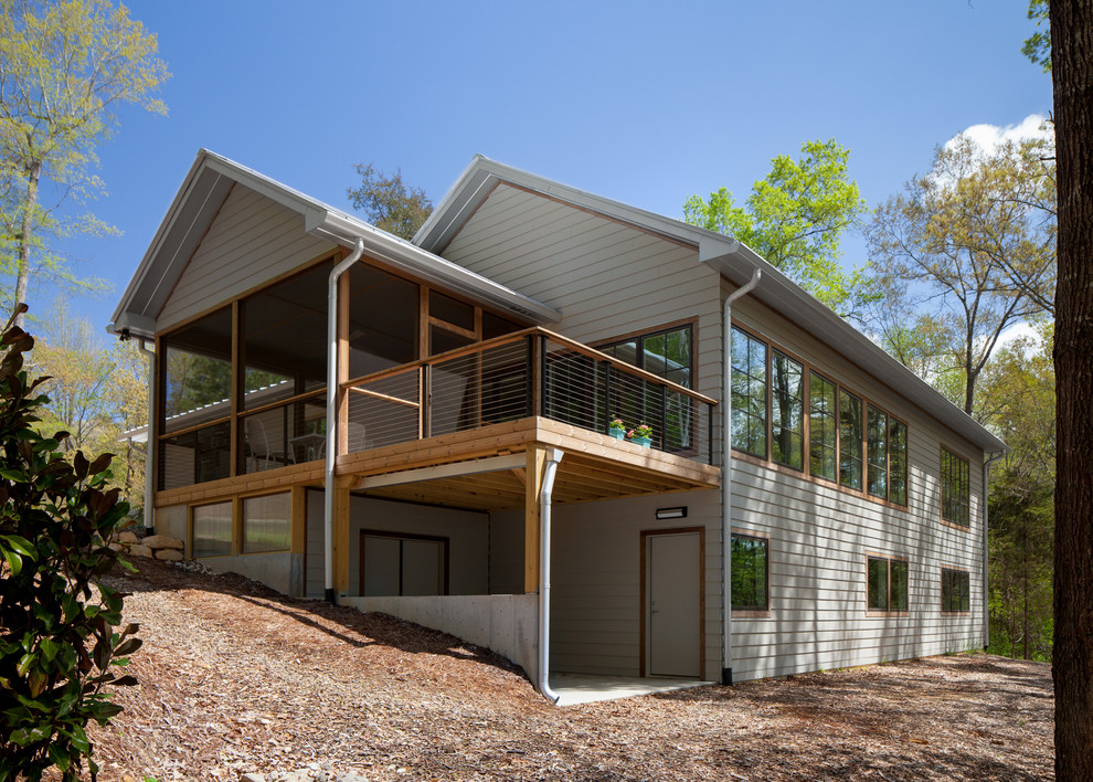 Mittelgroßes, Zweistöckiges Modernes Einfamilienhaus mit grauer Fassadenfarbe, Satteldach und Blechdach in Raleigh