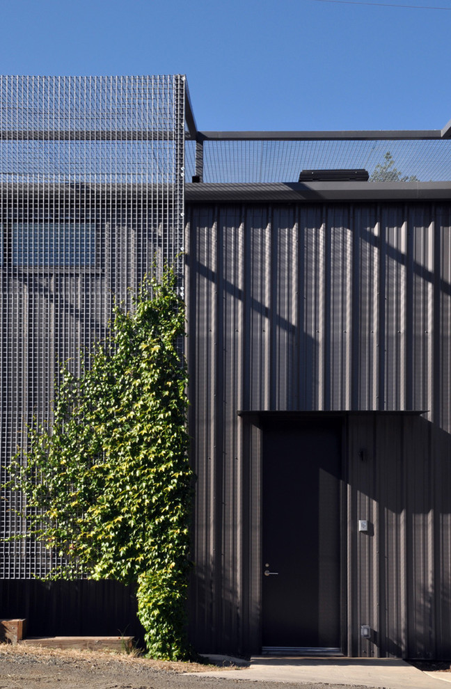 Exemple d'une façade de maison métallique industrielle.