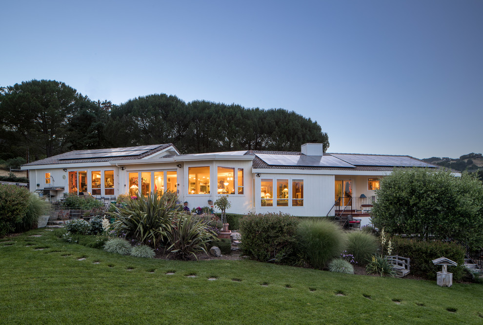 Mittelgroßes, Einstöckiges Klassisches Einfamilienhaus mit Putzfassade, weißer Fassadenfarbe, Satteldach und Ziegeldach in San Francisco