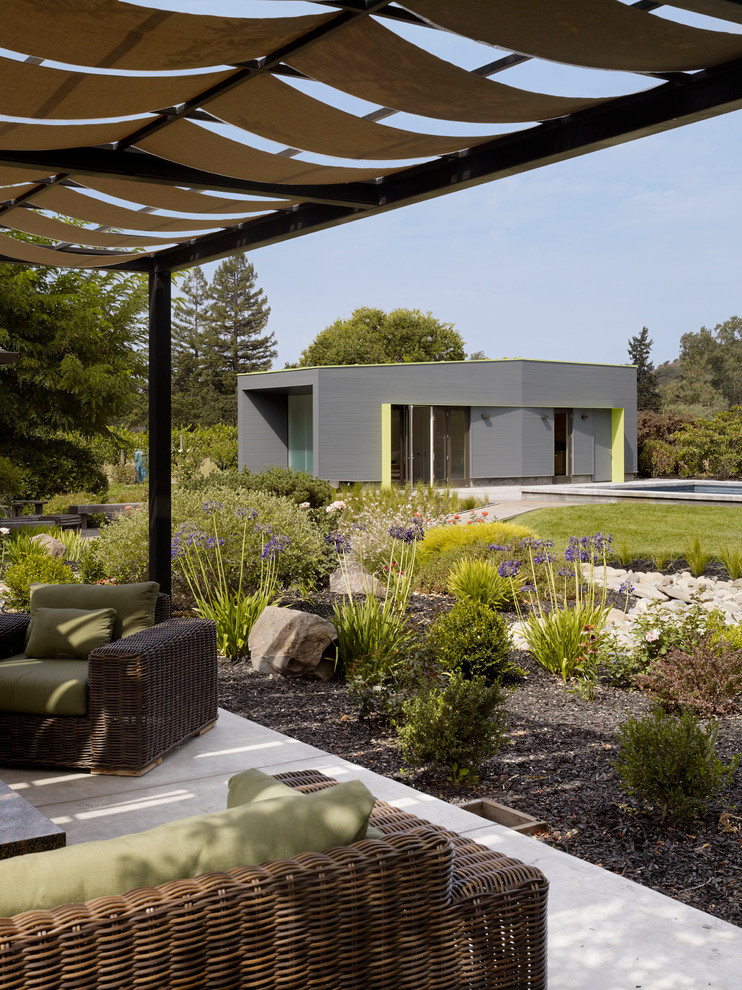 Idee per la villa grigia contemporanea a un piano di medie dimensioni con tetto piano