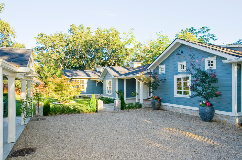 Пример оригинального дизайна: одноэтажный, деревянный, синий дом среднего размера в стиле кантри