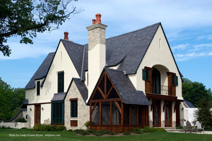 Idéer för att renovera ett stort vintage vitt hus, med tre eller fler plan och stuckatur