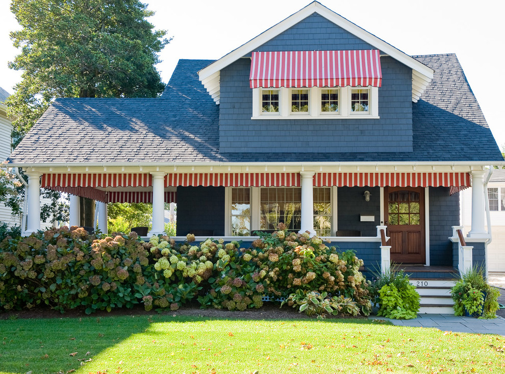 Foto della facciata di una casa blu stile marinaro a due piani con tetto a capanna