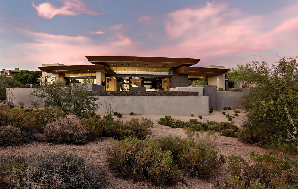 Großes, Einstöckiges Modernes Haus mit Lehmfassade, beiger Fassadenfarbe und Flachdach in Phoenix