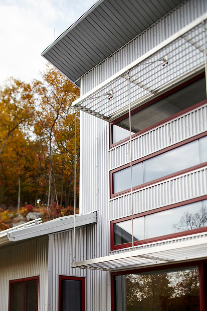 Foto della facciata di una casa grigia contemporanea a due piani di medie dimensioni con rivestimento in metallo