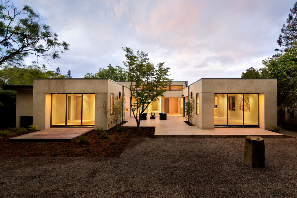Пример оригинального дизайна: одноэтажный, бежевый дом в стиле модернизм с плоской крышей