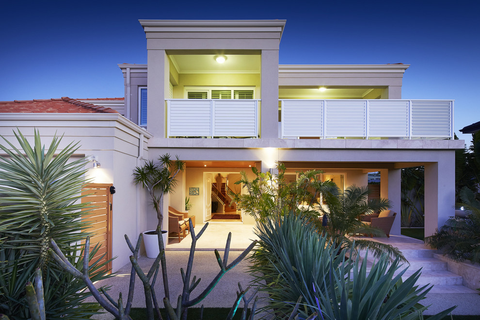 Ispirazione per la facciata di una casa beige tropicale a due piani