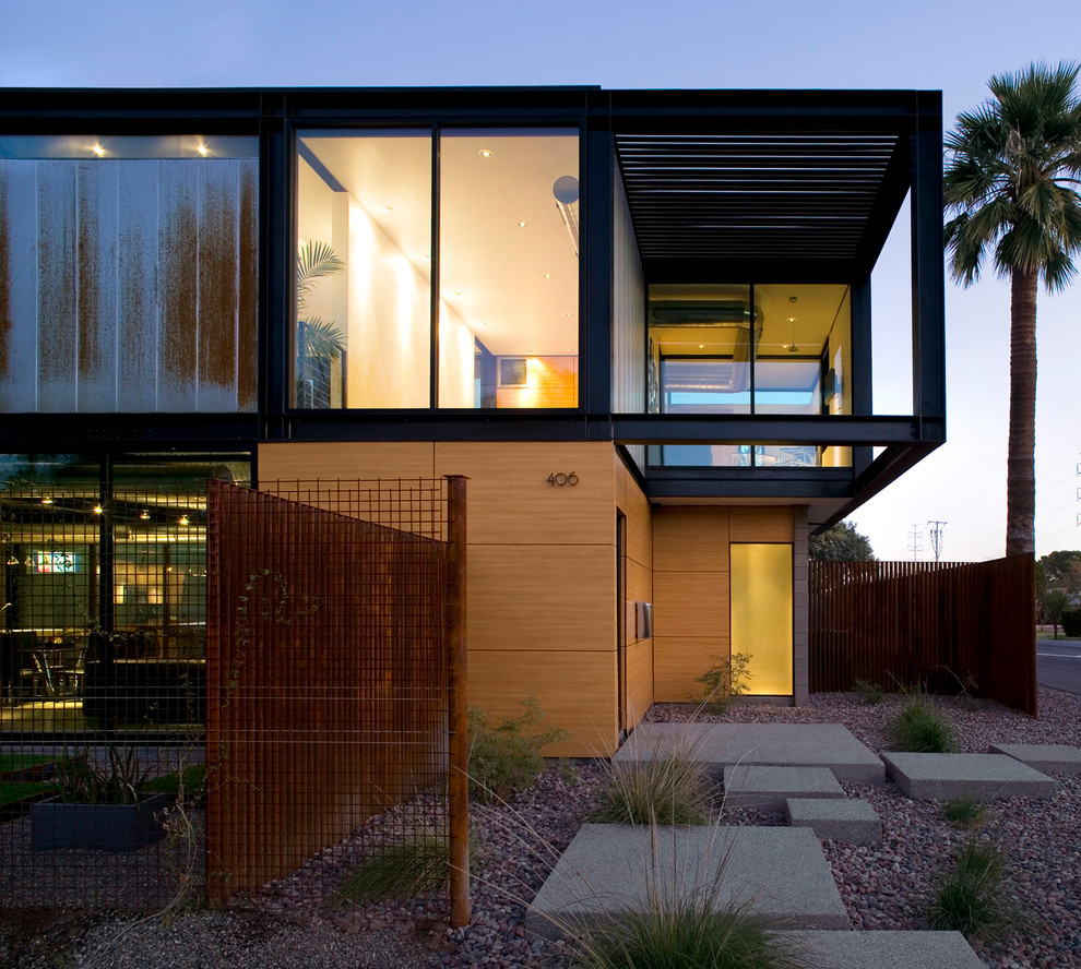 Diseño de fachada gris minimalista de tamaño medio de dos plantas con revestimiento de metal y tejado plano