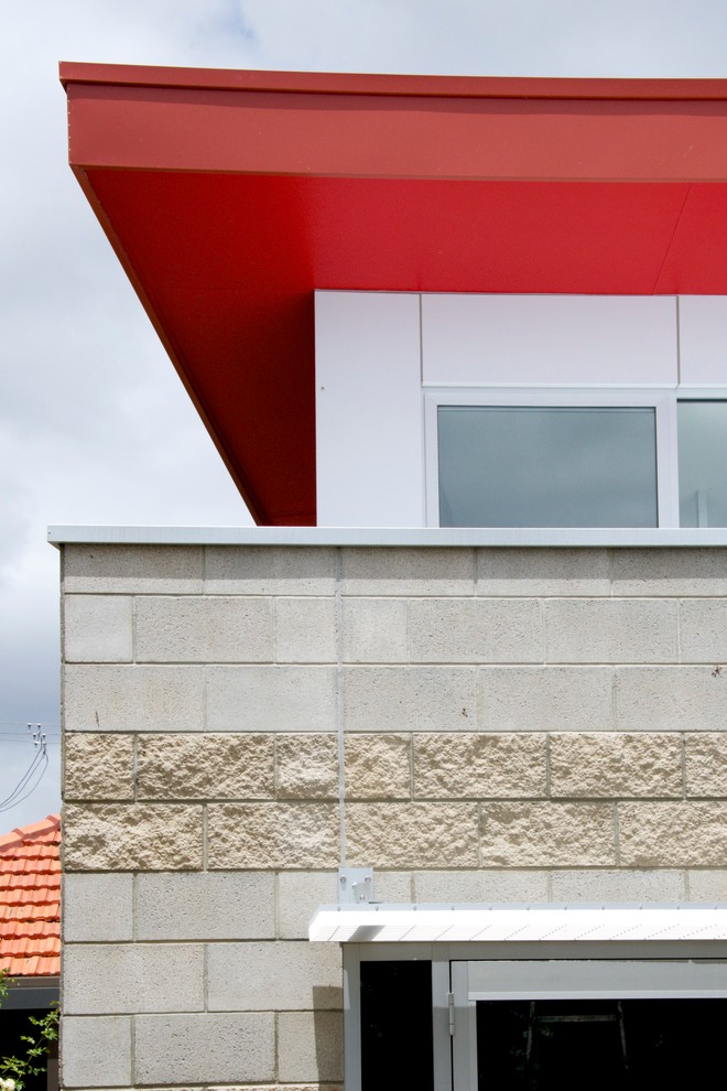 Foto de fachada gris ecléctica de tamaño medio de una planta con revestimiento de hormigón y tejado de un solo tendido