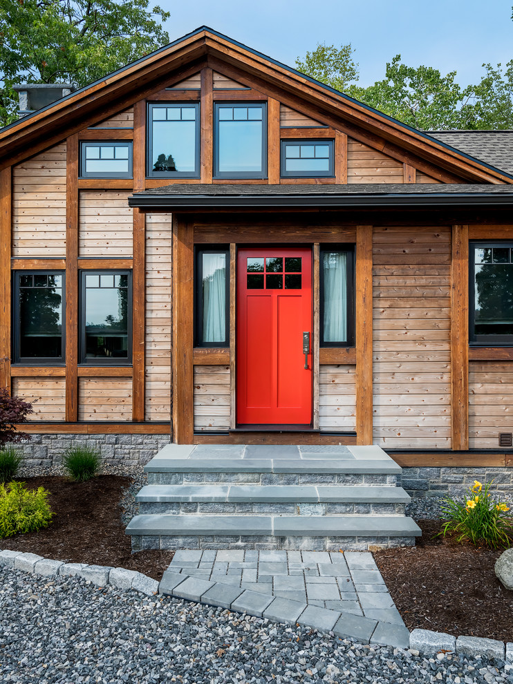 Inspiration pour une petite façade de maison marron chalet en bois à un étage avec un toit à deux pans et un toit en shingle.