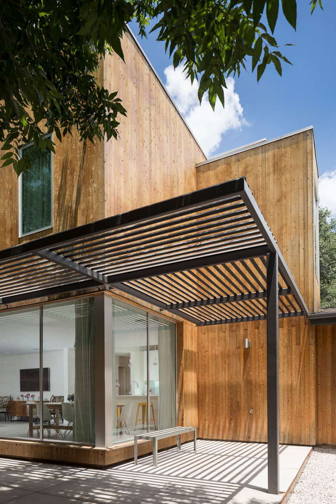 Ispirazione per la villa beige moderna a due piani di medie dimensioni con rivestimento in legno, tetto piano e copertura mista