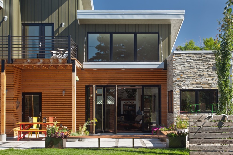 Idées déco pour une grande façade de maison multicolore contemporaine à un étage avec un revêtement mixte et un toit plat.