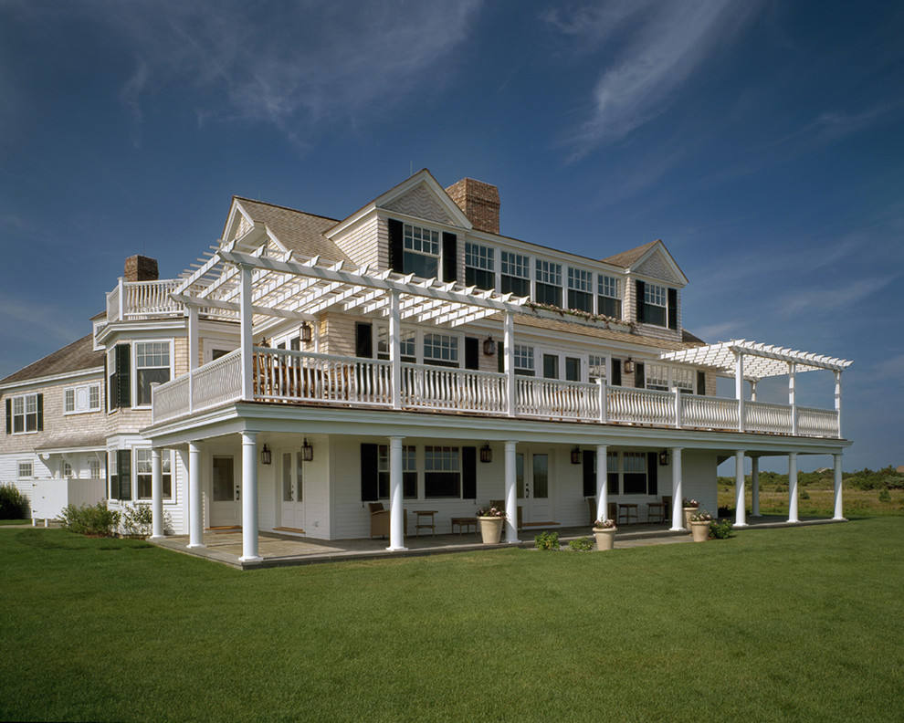 Ispirazione per la villa ampia beige stile marinaro a tre piani con rivestimento in legno e copertura a scandole