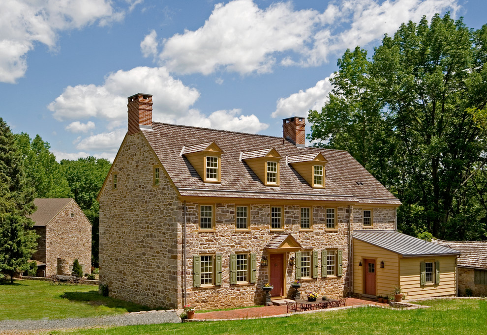 Ispirazione per la facciata di una casa country con rivestimento in pietra