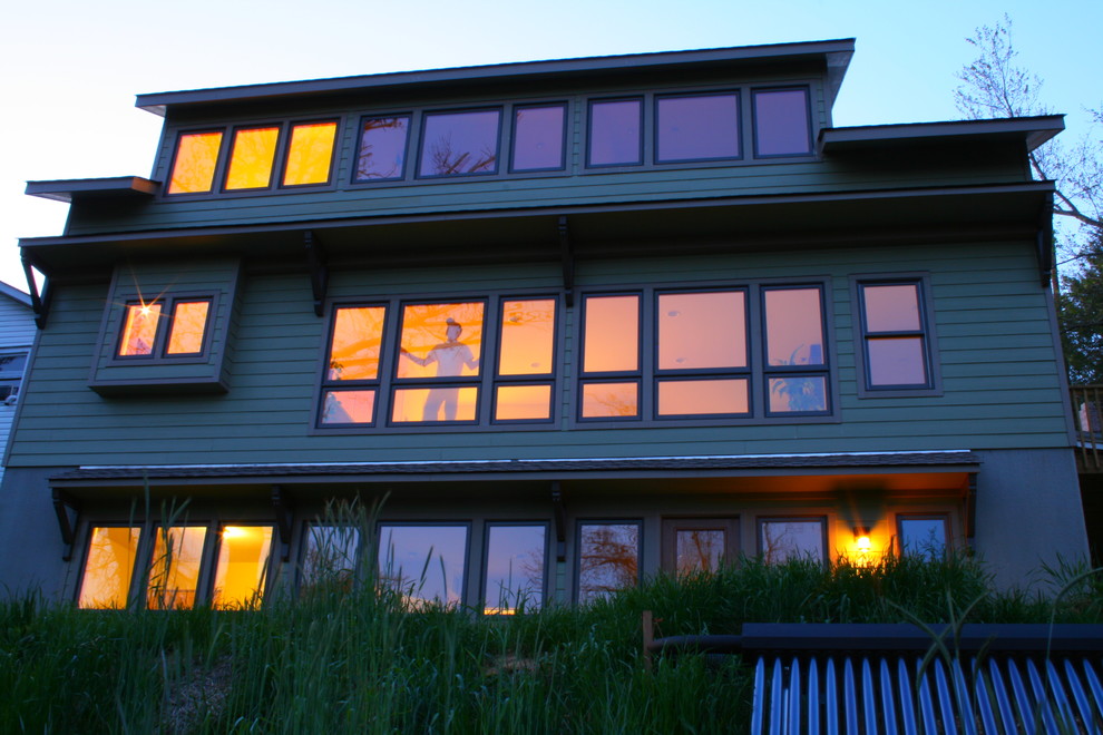 Источник вдохновения для домашнего уюта: трехэтажный, зеленый частный загородный дом среднего размера в стиле кантри с комбинированной облицовкой, двускатной крышей и крышей из гибкой черепицы