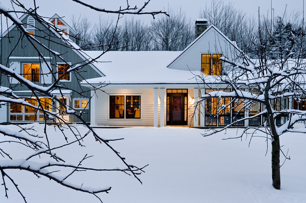 Exemple d'une façade de maison nature en bois de taille moyenne et à un étage avec un toit à deux pans.