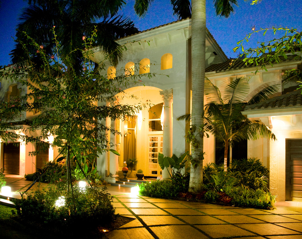 マイアミにあるラグジュアリーな巨大なトロピカルスタイルのおしゃれな家の外観 (漆喰サイディング) の写真