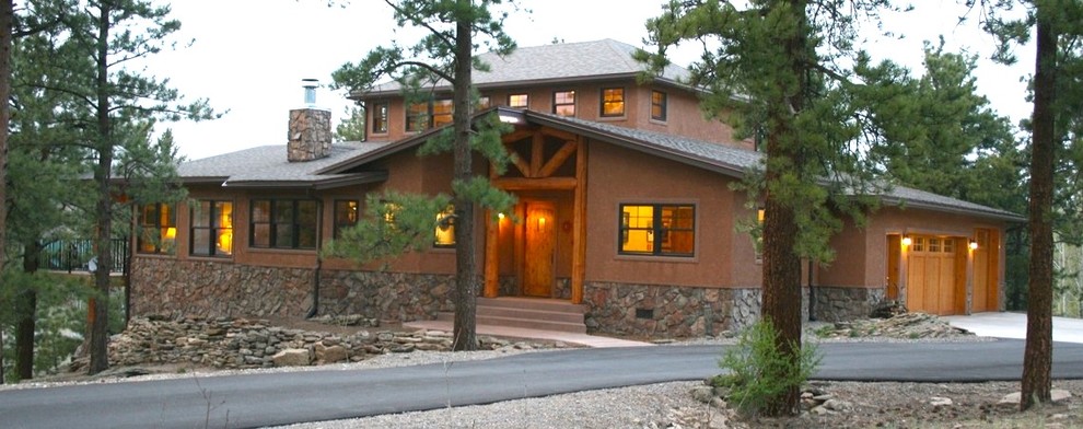 Ispirazione per la facciata di una casa marrone rustica a due piani di medie dimensioni con rivestimenti misti e tetto a capanna