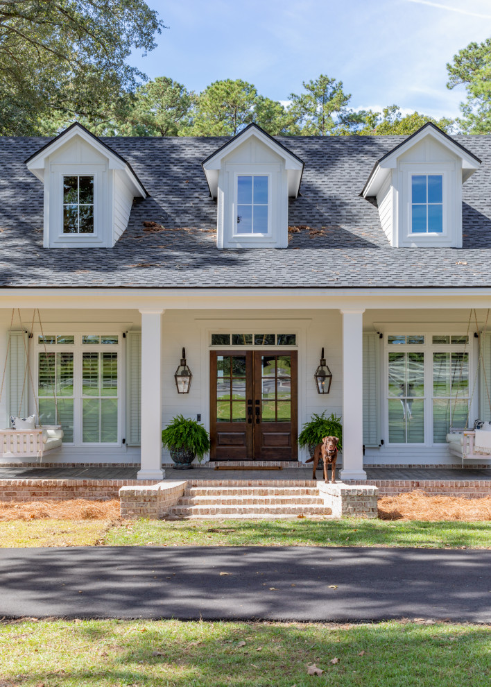 Großes, Zweistöckiges Klassisches Einfamilienhaus mit Mix-Fassade, weißer Fassadenfarbe, Satteldach, Schindeldach, schwarzem Dach und Verschalung in Atlanta